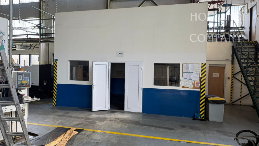 Production and Warehouse Hall with Overhead Crane for Sale – Trenčín